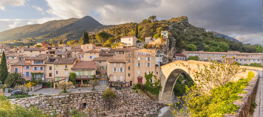 Nyons et son pont roman Drôme