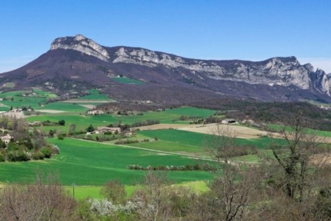 Vue sur Rochecolombe Forêt de Saoû depuis Soyans