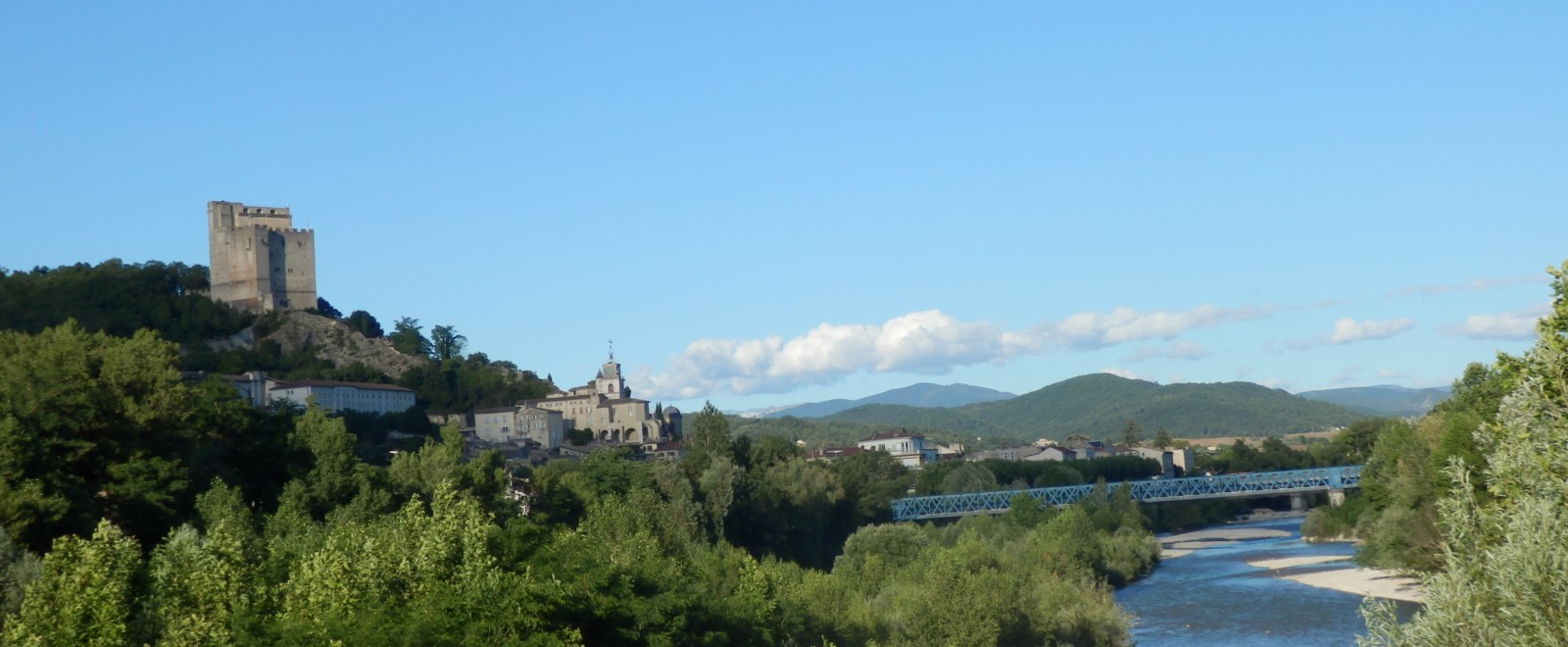 Crest et sa tour médiévale Drôme